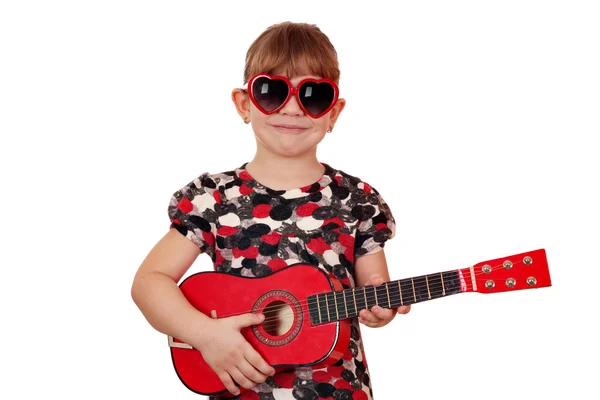 Petite fille avec guitare et lunettes de soleil — Photo