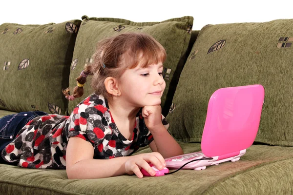 Beetje meisje spelen met laptop — Stockfoto