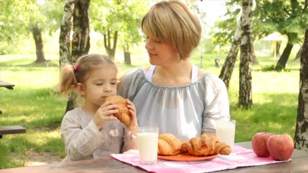 Madre e hija desayuno familiar en la naturaleza — Vídeo de stock