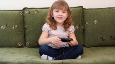 küçük kız play video oyunu