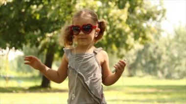 küçük kız dinleme müzik ve dans