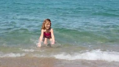 küçük kız splash su ve eğlence