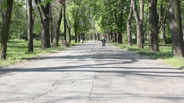 Enfant courir dans le parc 