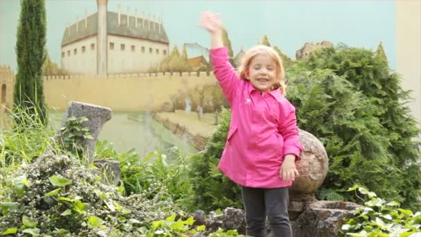 Dziecko zabawa śpiewać i skok w parku — Wideo stockowe