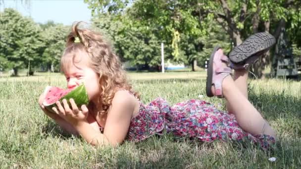 Niña comer sandía — Vídeo de stock