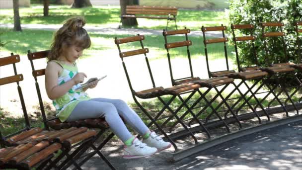 Bambina divertente con tablet pc — Video Stock