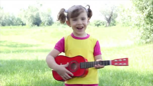 Niña tocar la guitarra — Vídeos de Stock