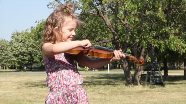 Petite fille jouer du violon — Video