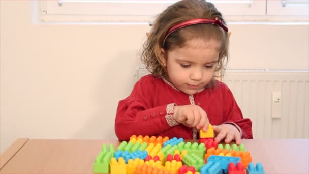 Bambina giocare con mattone giocattolo — Video Stock