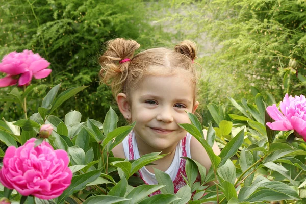 Beautiful little girl in garden — Stock Photo, Image