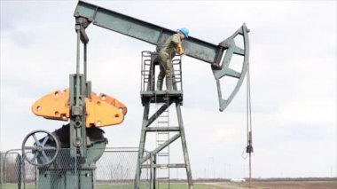 pompa jack ayakta petrol işçisi