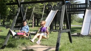 çocuk eğlence salıncak üzerinde