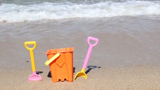 孩子的桶和一把铲子在海滩上 — 图库视频影像