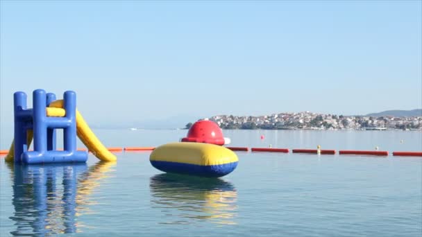 Jouets et équipements de plage flottant sur la mer — Video