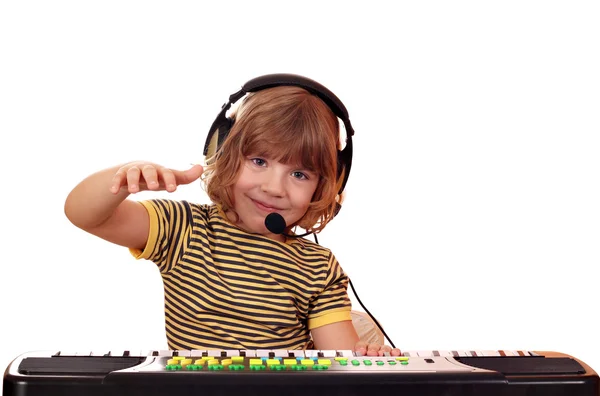 Счастливая девочка играет на клавиатуре — стоковое фото