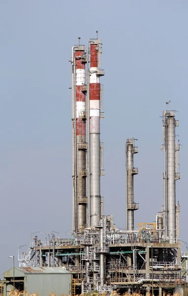 Нефтехимический завод тяжелой промышленности — стоковое фото