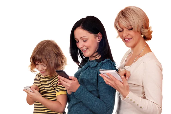 Niña adolescente y mujer jugando con el teléfono inteligente y la tableta — Foto de Stock