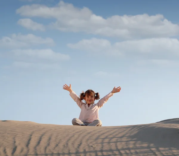 Счастливая маленькая девочка в пустыне — стоковое фото