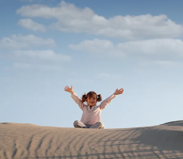 Niña feliz en el desierto —  Fotos de Stock