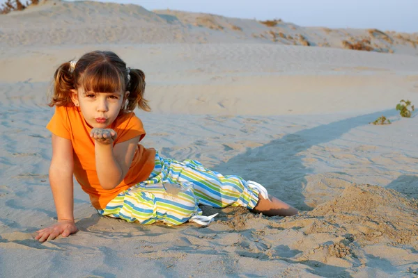 Little girl playing in sand — Stock Photo, Image