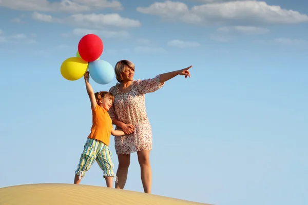 Mutter und Tochter zu Fuß — Stockfoto