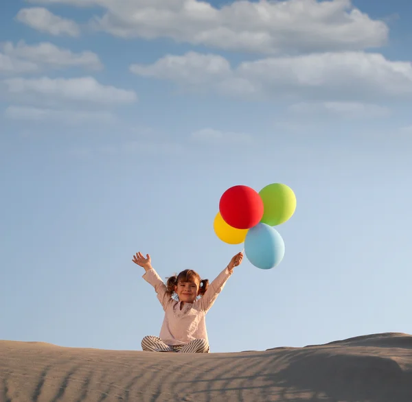 Glad liten flicka med färgglada ballonger — Stockfoto