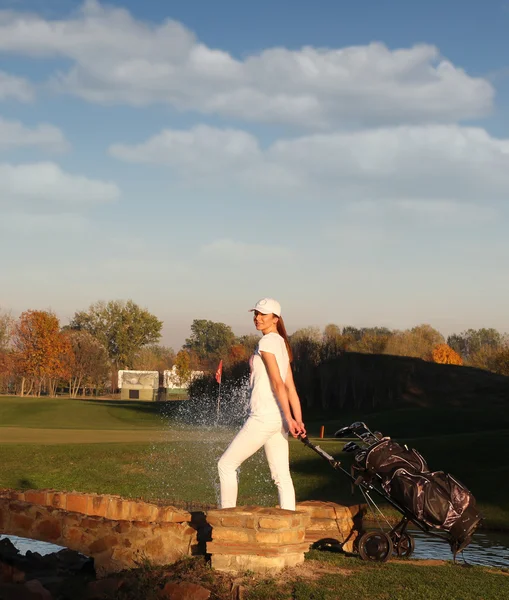 Kız golf oyuncu golf oynamaya gider. — Stok fotoğraf