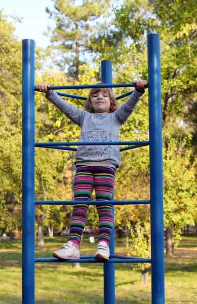 Glad liten tjej på lekplats — Stockfoto