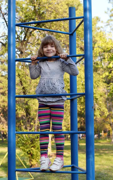 Kleines Mädchen macht Spaß auf Spielplatz — Stockfoto