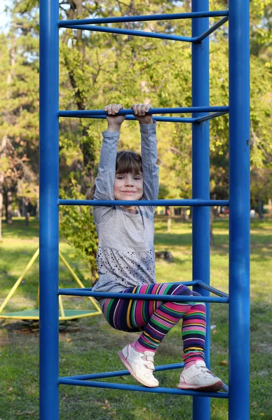 Liten flicka på lekplatsen — Stockfoto