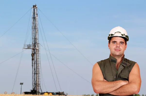 Oil worker and oil rig — Stock Photo, Image