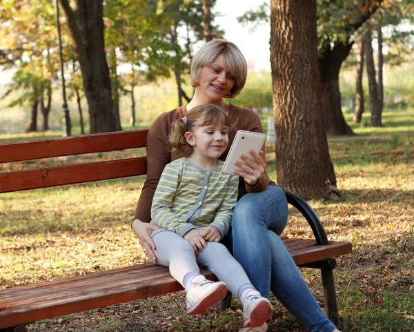 Anne ve kızı ile tablet Park — Stok fotoğraf