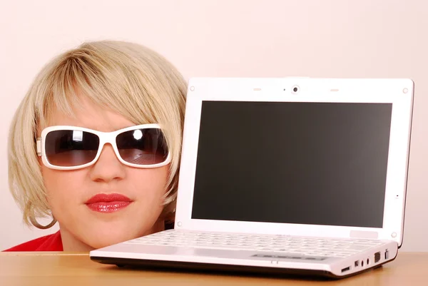 Vacker kvinna med solglasögon och laptop — Stockfoto