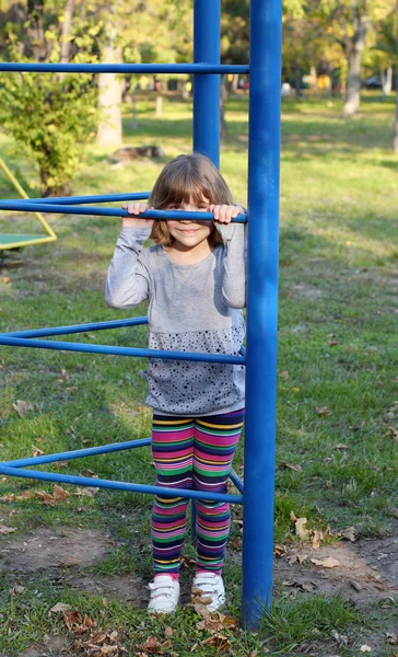 Petite fille cachée sur une aire de jeux — Photo