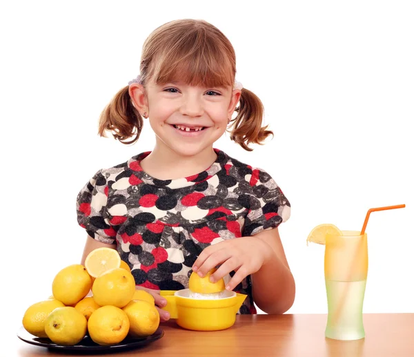 Μικρό κορίτσι κάνει λεμονάδα — Φωτογραφία Αρχείου