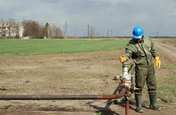 Oil worker open pipeline valve — Stock Photo, Image
