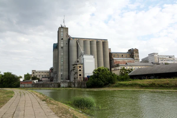 Altes und neues Industriegebiet — Stockfoto