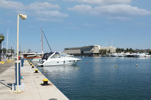 Porto carras harbor met jacht en resort — Stockfoto