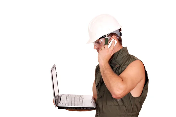 Travailleur de l'huile avec ordinateur portable et téléphone sur blanc — Photo