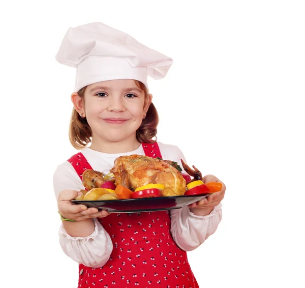 Kleine Köchin mit gebratenem Huhn — Stockfoto