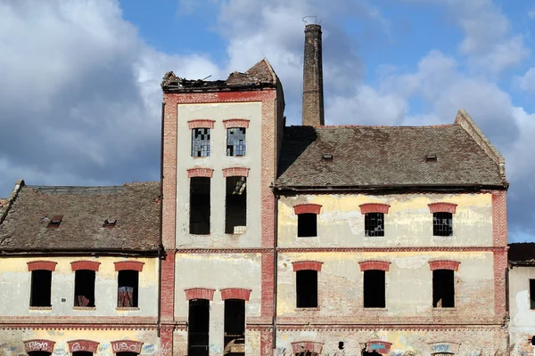 Stary zniszczony opuszczonej fabryce — Zdjęcie stockowe