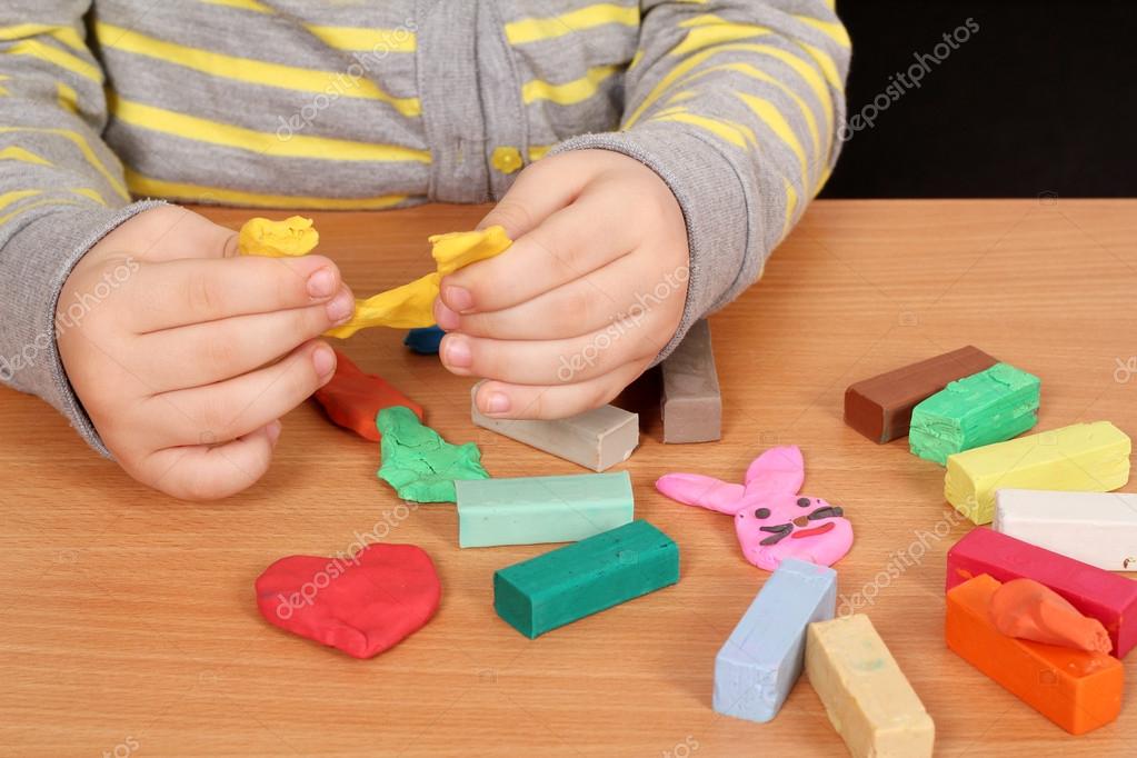 Juego de niños con plastilina — Foto de stock © goceristeski #19213671