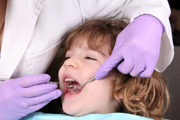 Kind patiënt op de tandarts tandheelkundige onderzoeken — Stockfoto