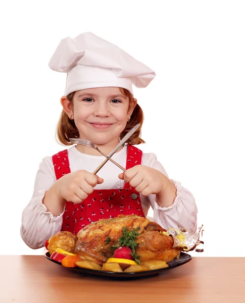Bambina cuoca con arrosto pollo studio shot — Foto Stock