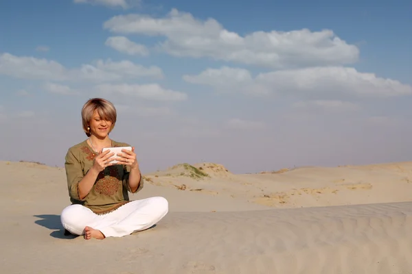 Bela mulher com tablet pc no deserto — Fotografia de Stock