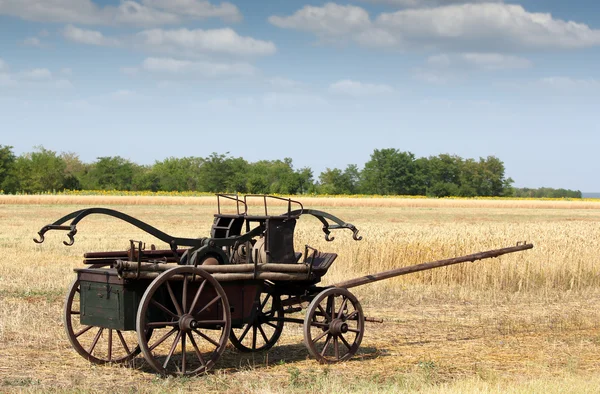 Ancien autocar de pompier sur le terrain — Photo