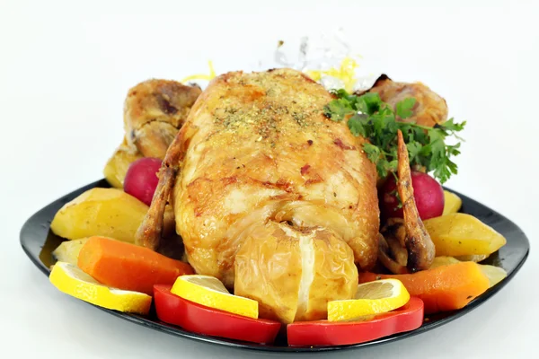 Poulet rôti aux pommes de terre pomme et citron — Photo