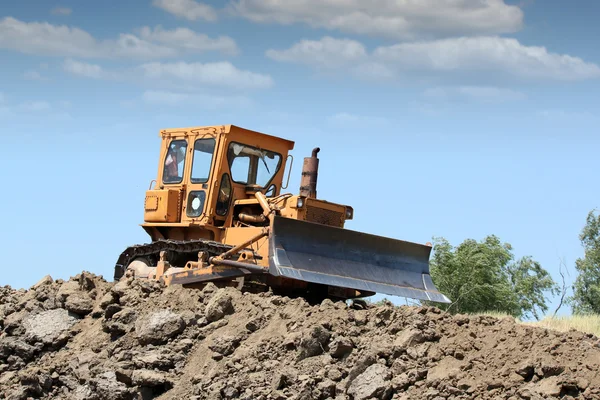 Bulldozer trabalhando na construção de estradas — Fotografia de Stock