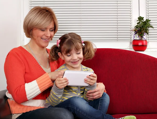 Feliz madre e hija con tableta pc escena familiar — Foto de Stock