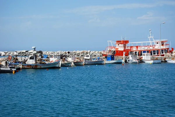 Гавань с рыбацкими лодками Греция — стоковое фото
